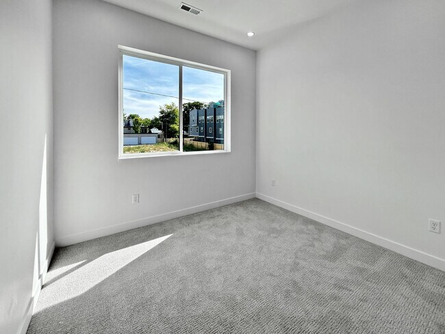 Building Photo - $0 DEPOSIT OPTION. BRAND NEW 4 BED 3 BATH HOME WITH ROOFTOP DECK IN BERKELEY