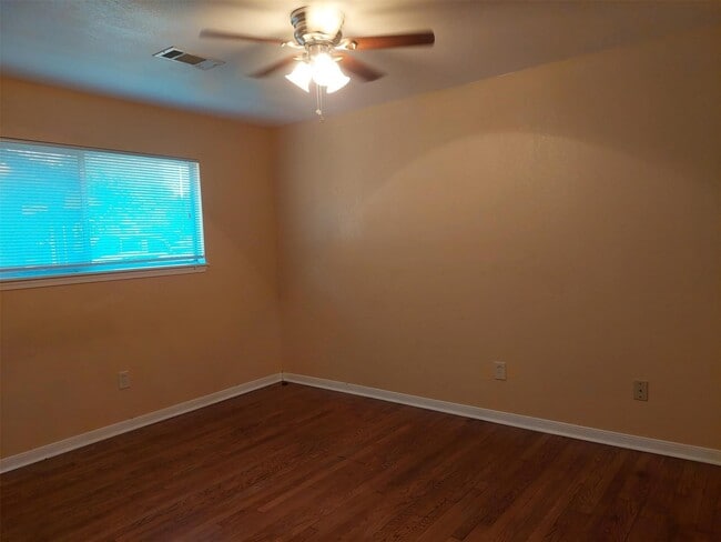 Building Photo - 1401 Glenmore Dr