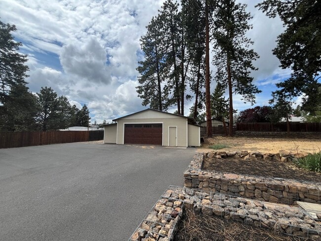 Building Photo - Amazing 4 Bed/3 Bath Home on One Acre with Large Shop – In Home Child Care Opportunity