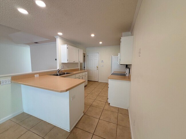 Building Photo - SummerBrooke Home, Plenty of Sunshine, Privacy, & Backyard Space!