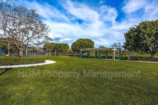 Building Photo - 315 Silk Tree