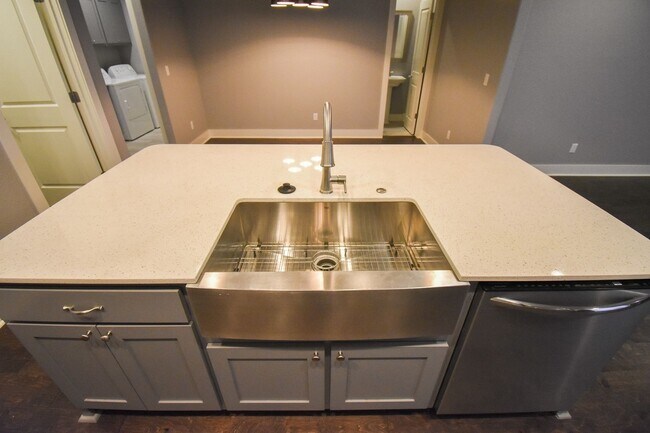 Building Photo - Stunning 3 Bedroom, 2.5 Bathroom Home in F...