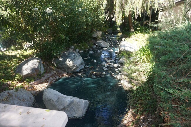 Building Photo - Wonderfully Remodeled 1 Bedroom with Stunn...