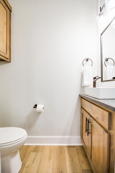 Building Photo - 1009 Holiday Dr