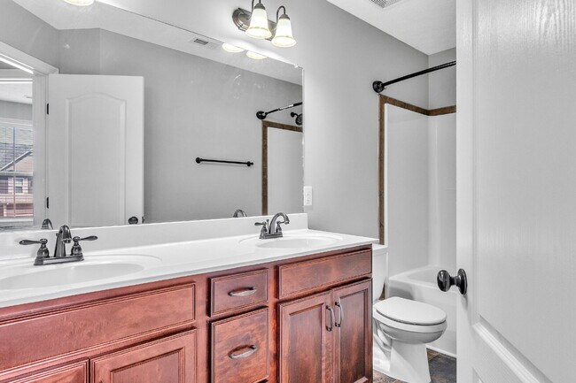 Building Photo - 3 bedroom home with fenced in backyard clo...