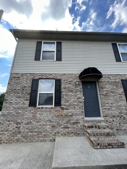 Building Photo - 640 W Stevens St