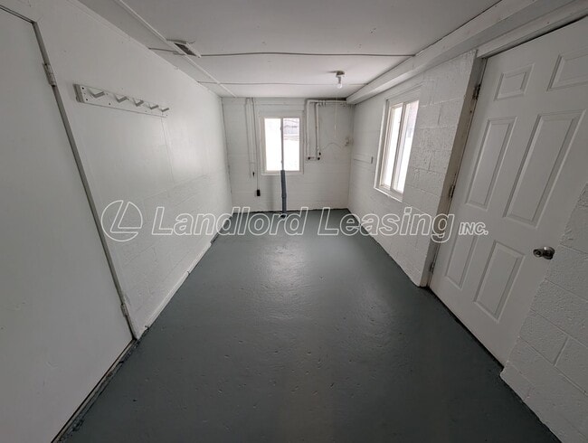 Building Photo - Charming Ranch with Fireplace, 2 Garages & Large Yard