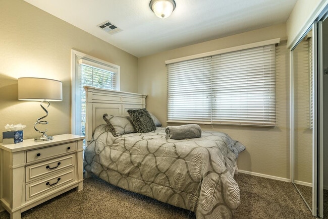 Building Photo - 1628 E Canyon Creek Dr