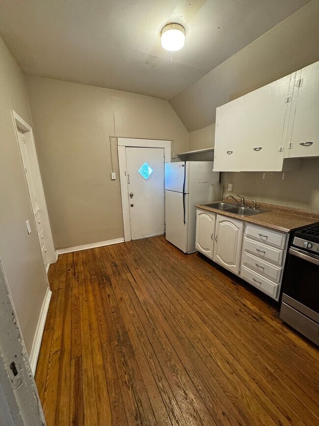 Building Photo - Charming 2 Bed 1.5 Bath in West Wash Park!