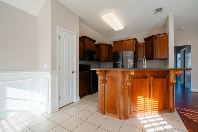 Building Photo - 59 Forest St NE