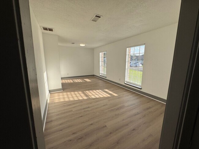 Building Photo - 9750 Guest St
