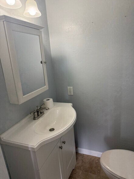 Building Photo - 714 E Eason Ave