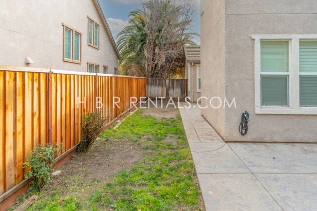 Building Photo - Comfort, Convenience & Space — Tracy Living at Its Best