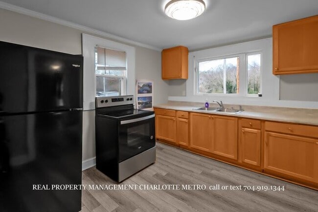 Building Photo - Charming Downtown Albemarle Cottage with Timeless Appeal