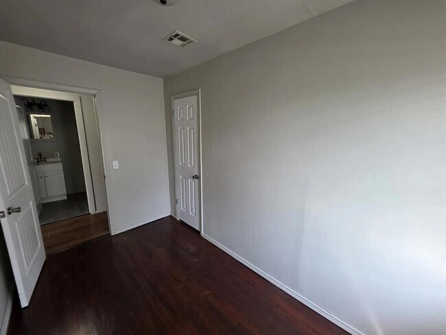 Building Photo - 10311 Bellview Dr