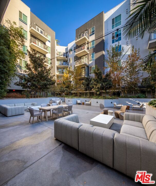 Building Photo - 1120 W 6th St