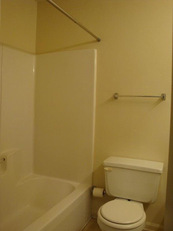 Building Photo - CUTE 2BR/2.5BA town house close to everything!