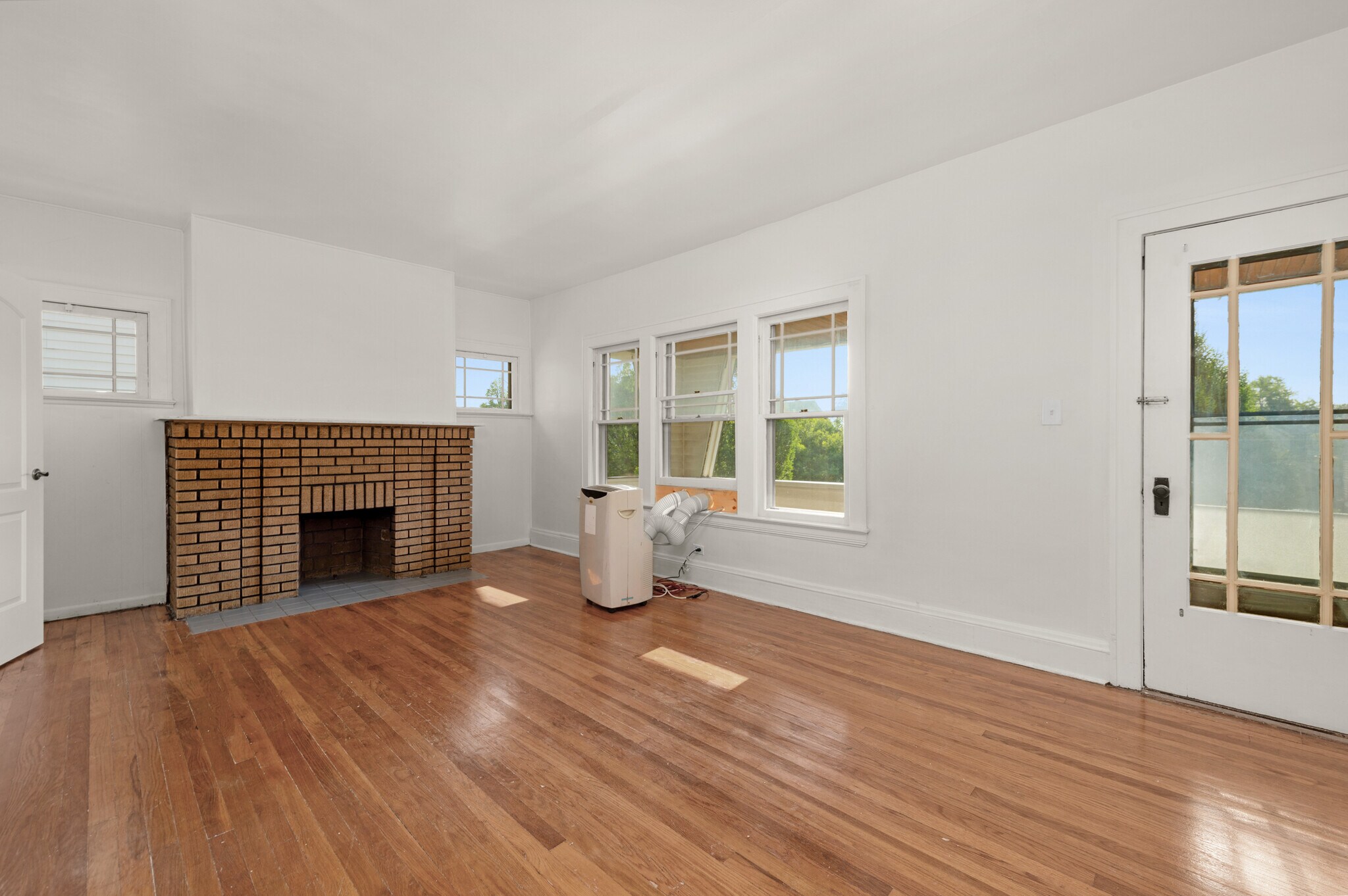 Building Photo - 2202 Wyandotte Ave