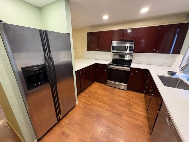 Building Photo - 2 Bed/2.5 Bath Townhome with Garage, Pool and Tennis Court