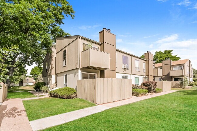 Building Photo - Cozy Garden-Level Condo with Park Views