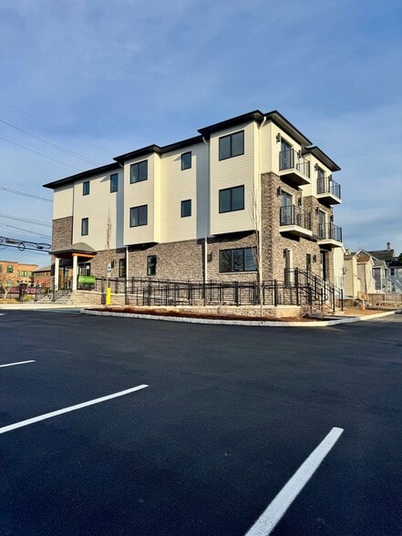 Building Photo - 85 W High St