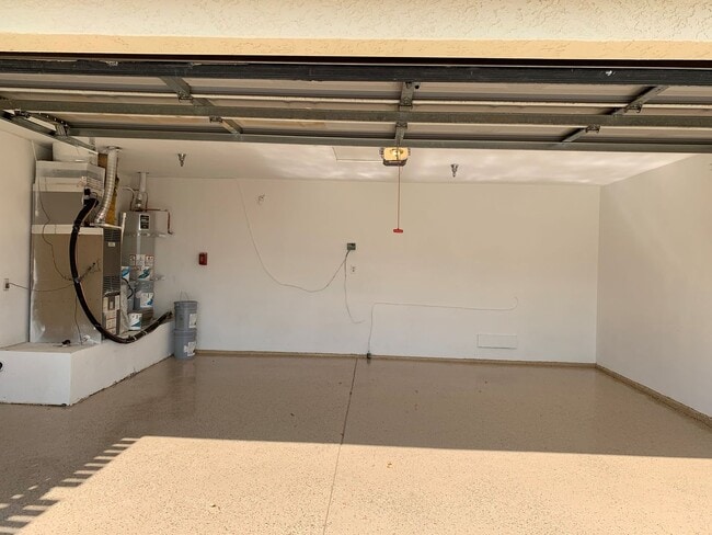 Building Photo - Clean 3 Bedroom 2 Bath