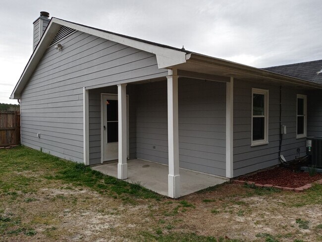 Building Photo - 3 bd/ 2 ba located MINUTES from Fort Bragg! Quiet Neighborhood!