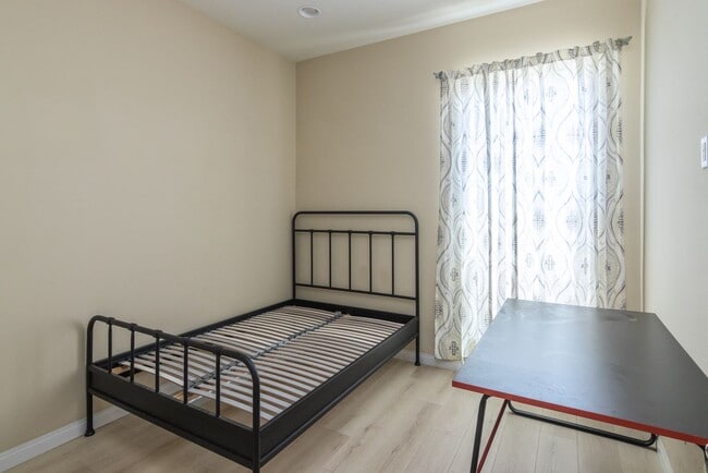 Building Photo - Updated 4-Bedroom Townhouse in Prime Porte...