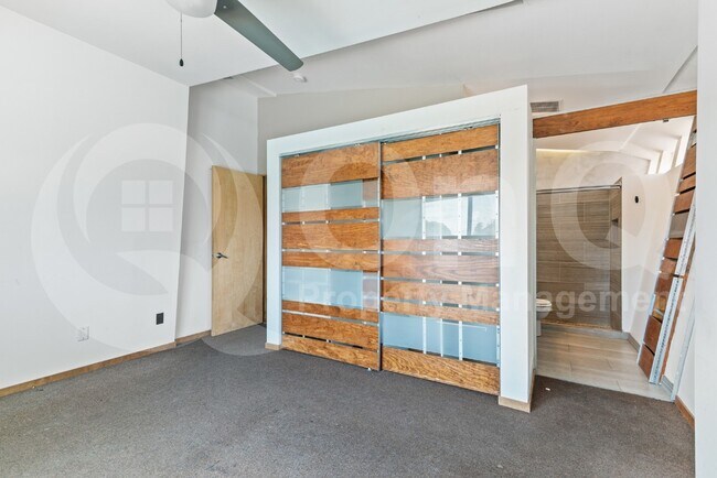 Building Photo - 3907 S Farmer Ave