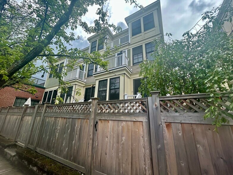 Building Photo - 14 Decatur St