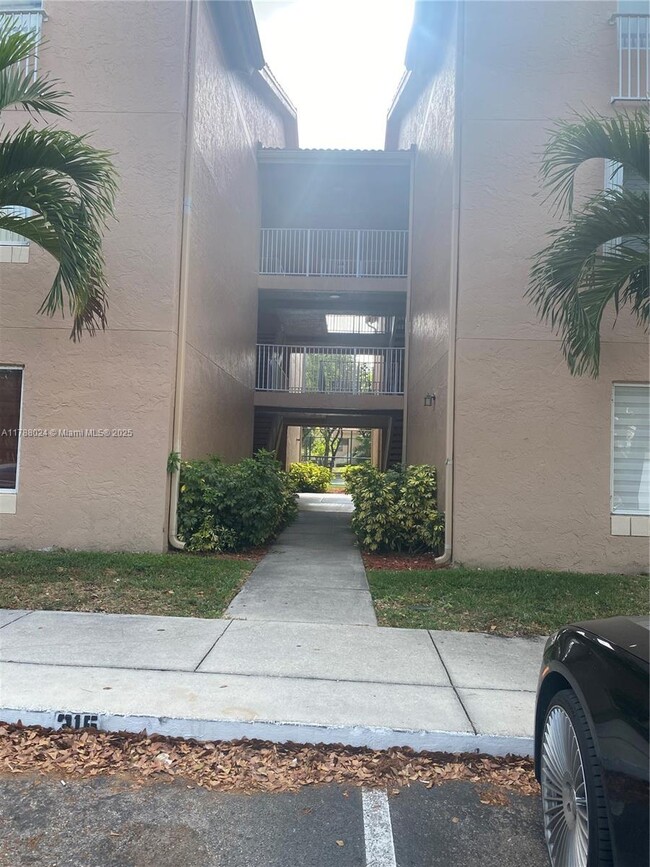 Building Photo - 10521 SW 158th Ct