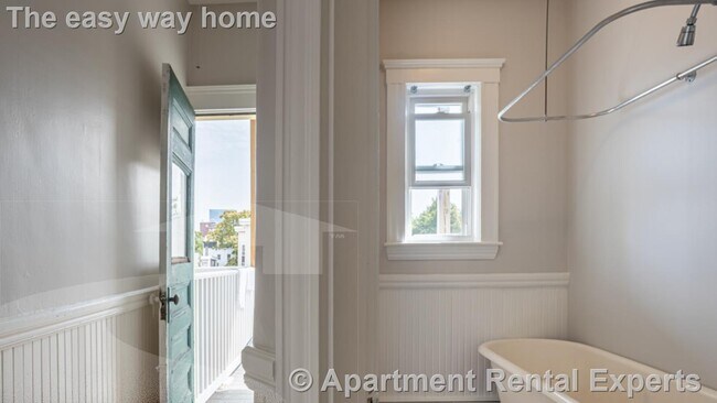 Building Photo - 120 Columbia St