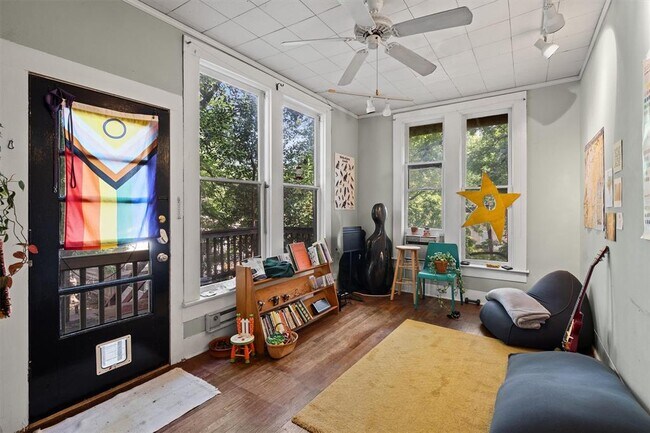 Building Photo - 3404 1/2-3402 Grooms St