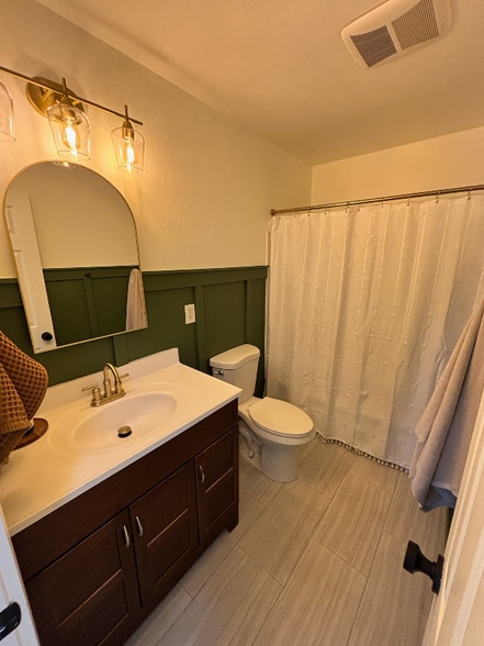 Building Photo - 1095 Calle Jazmin