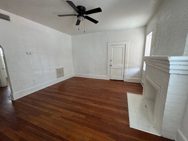 Building Photo - Old World Charm & Close to Downtown