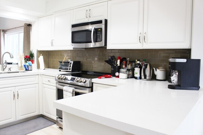 Building Photo - 660 Vista Lago Cir N