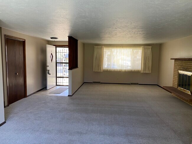 Building Photo - 2401 Dotsero Ave