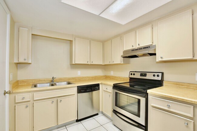Building Photo - Spacious 2/2 Cozy Condo with a Screened Balcony in the Gated Community of Hawthorne Village - Orl...