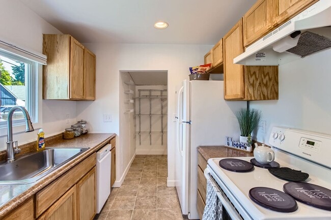 Building Photo - 2 Bedroom Cottage