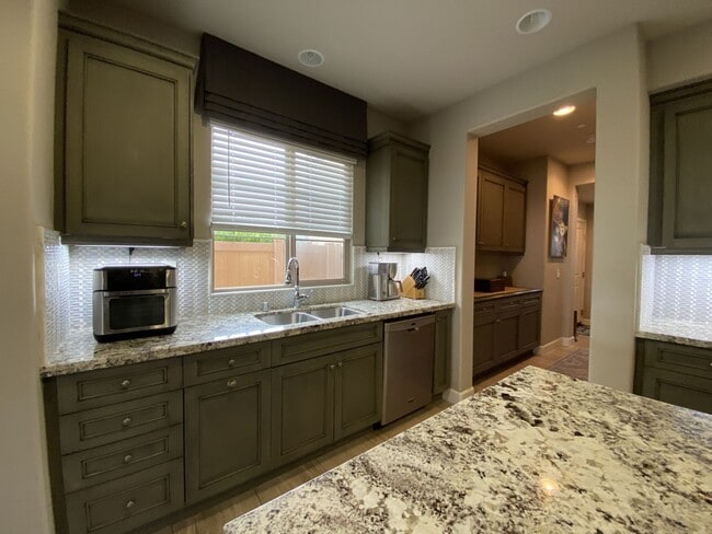 Building Photo - 3BD Home with Amazing Panoramic Ocean Views!