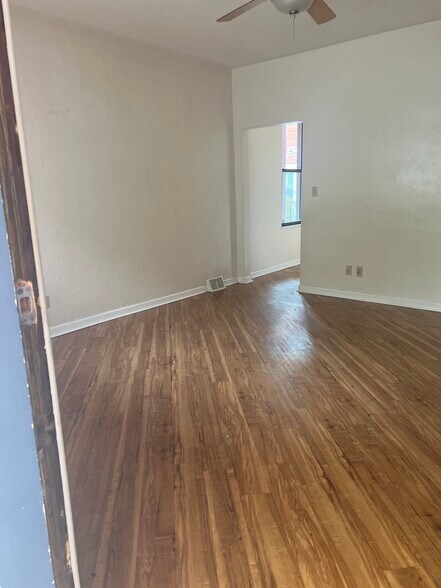 Building Photo - 2206 Sarah St