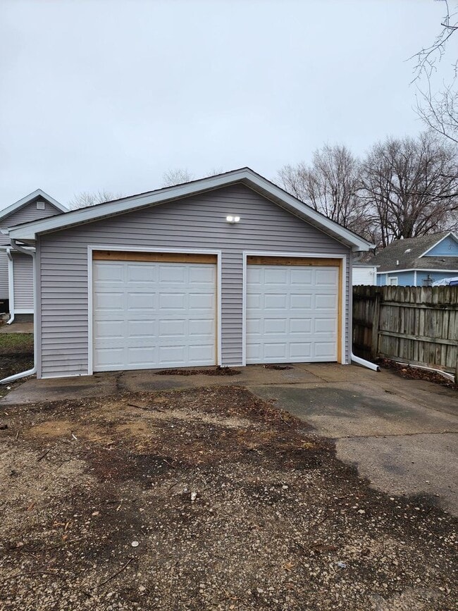 Building Photo - 2 Bedroom 1 Bath Home With 2 Stall Garage