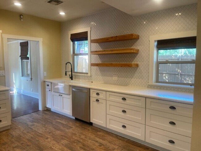 Building Photo - Coming Nov 17 - 3 Bedroom 2 Bath home in C...