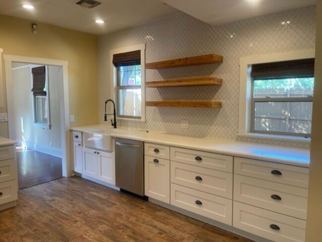 Building Photo - Coming Nov 1st - 3 Bedroom 2 Bath home in ...