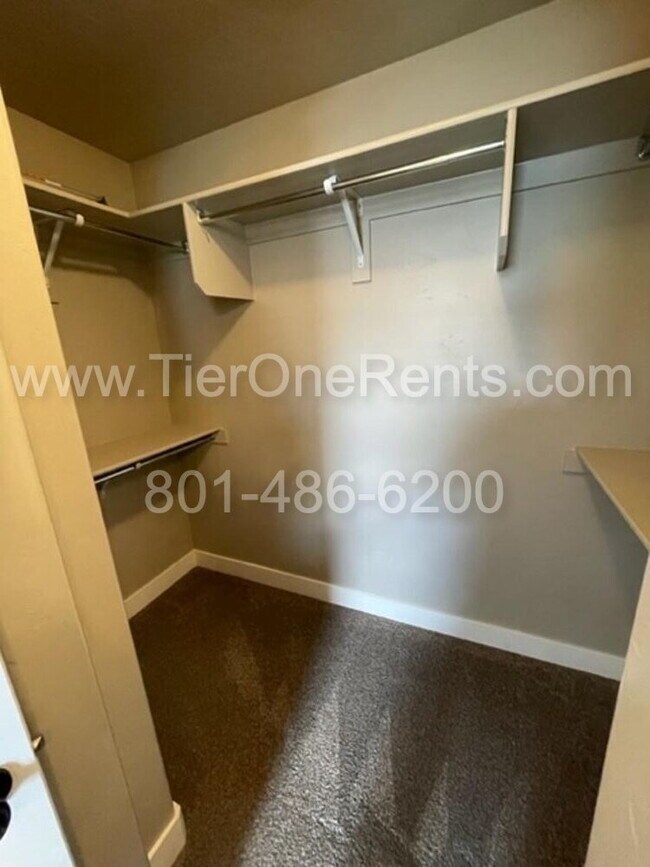 Building Photo - No deposit option for qualified renters