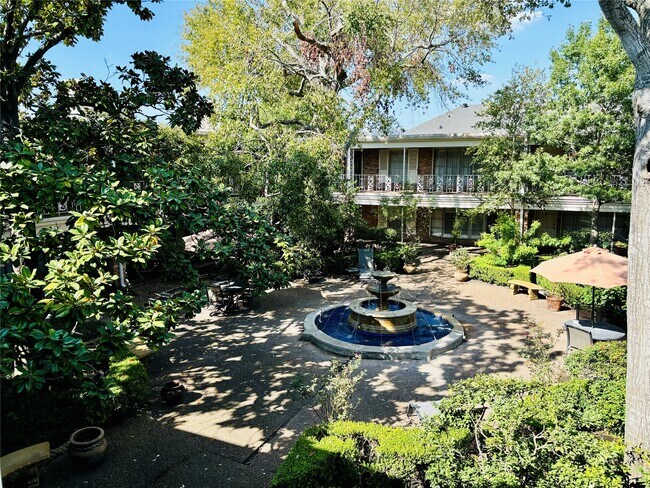 Building Photo - 2727 Briarhurst Dr