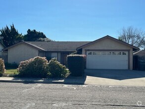 Building Photo - Sunny Single Family Home