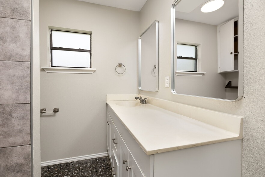 Building Photo - 5004 Oleander Dr