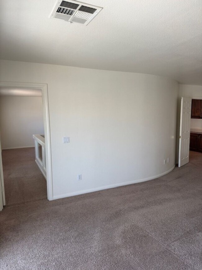 Building Photo - LARGE Spacious 5 Bedroom Single Family Home!!