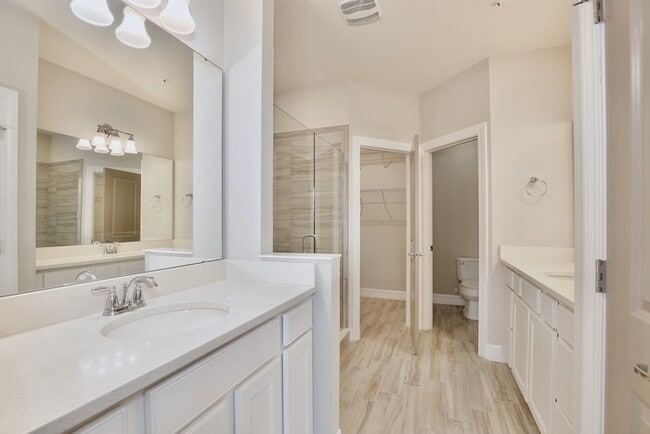 Building Photo - Luxurious 3/3.5 Spacious Townhome with a B...